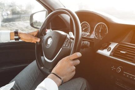 Vista interior de un automóvil de lujo mientras circula, asociada a seguridad y tranquilidad al conducir.