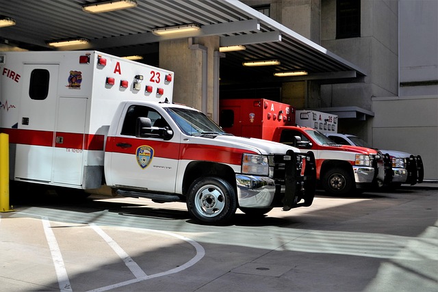 Equipo de emergencia y ambulancia en hospital, imagen representativa de atención médica, urgencias y cobertura en seguros de salud.
