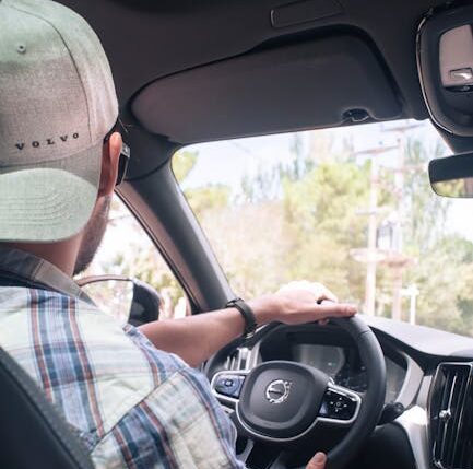 Conductor al volante, imagen representativa de seguros de auto y seguridad vial.