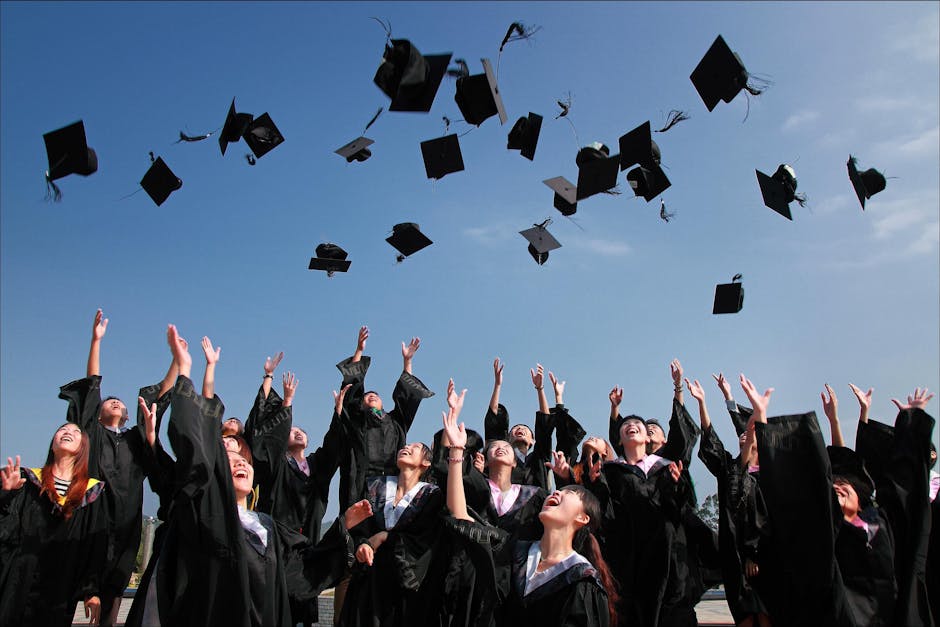 Graduados celebrando, imagen representativa de ahorro educativo y protección para estudios.
