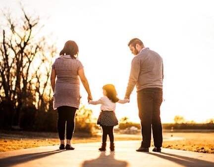 Familia caminando al atardecer, imagen representativa de protección familiar y seguros de vida.