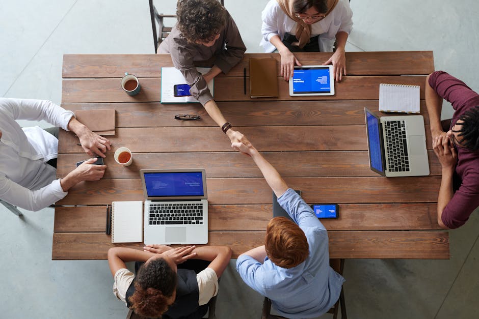 quipo de trabajo colaborando con tecnología, imagen representativa de seguros empresariales e innovación.