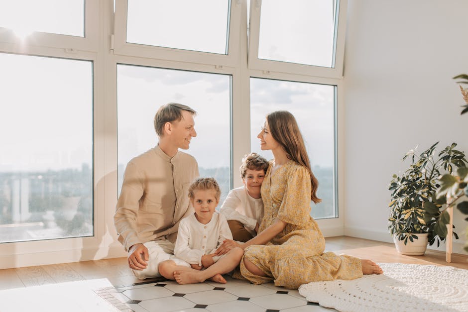 Familia reunida en casa, imagen representativa de protección familiar y confianza en servicios de seguros