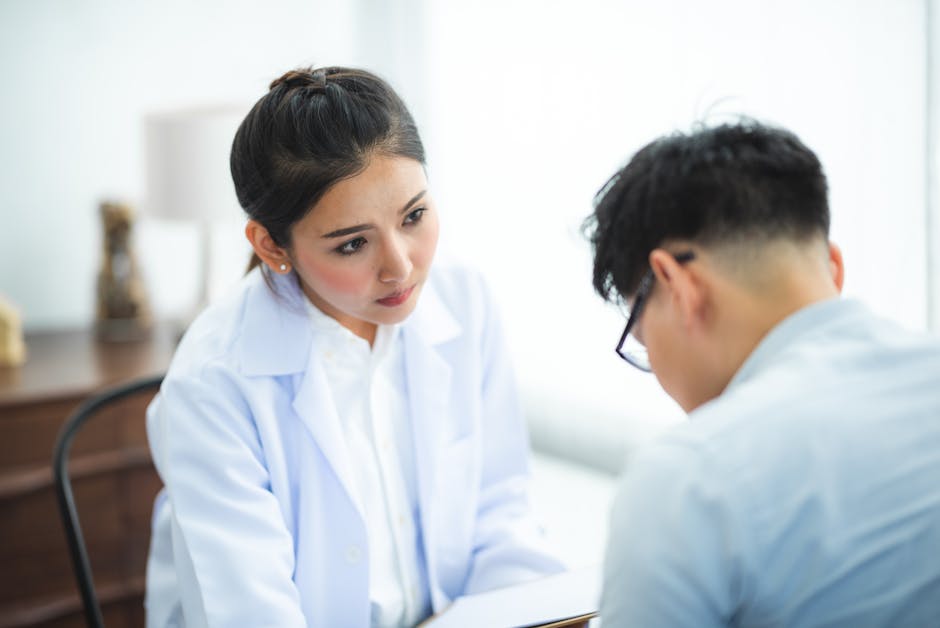 Consulta médica con doctor y paciente, imagen representativa de atención y seguros de salud.