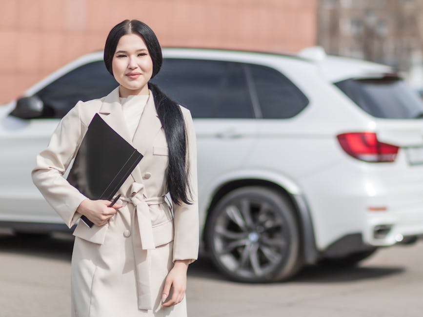 Mujer profesional con auto de lujo, imagen representativa de seguros de auto y protección vehicular.