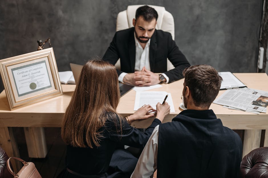 Asesor legal revisando documentos con clientes, representando acompañamiento y confianza en soluciones de protección.