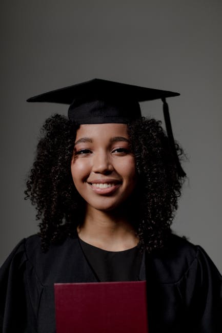 Graduado con diploma, imagen representativa de seguro educativo y ahorro para estudios.